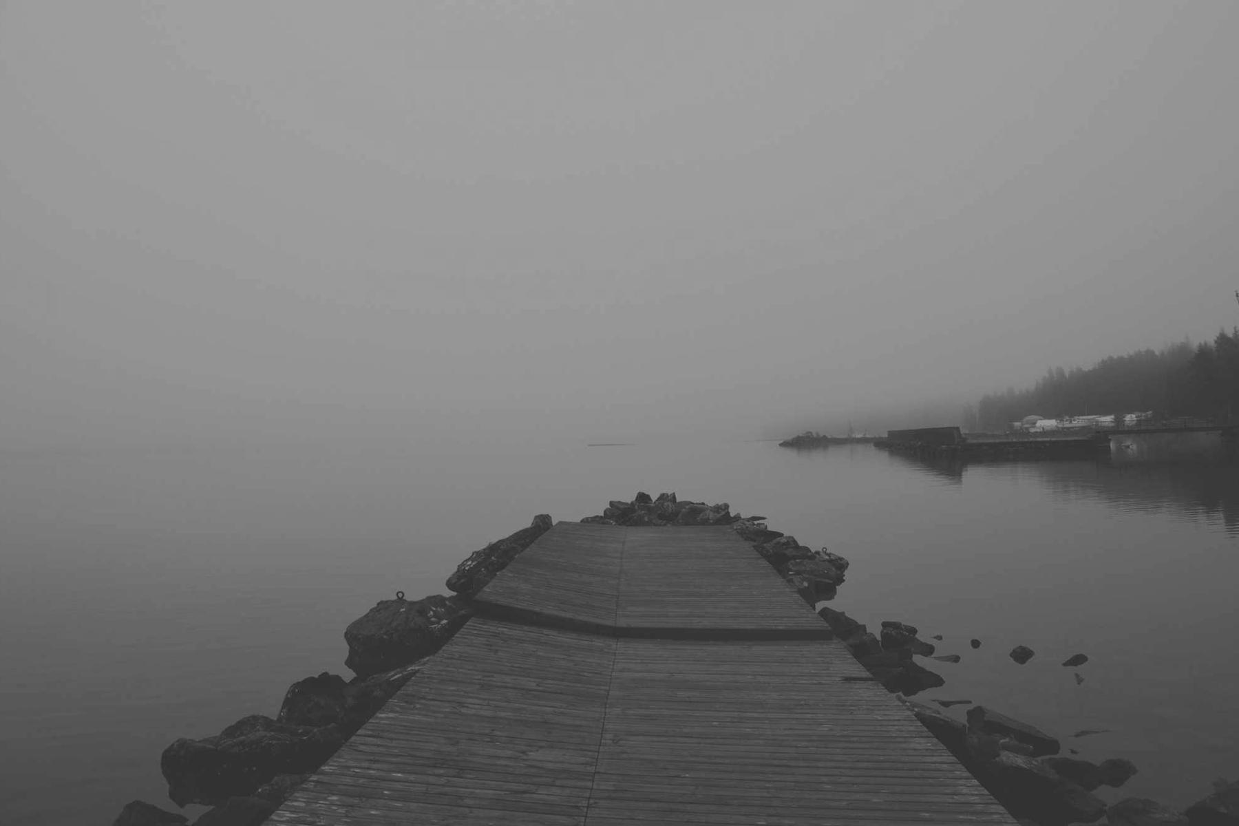 Molo di pietra che si perde nella nebbia