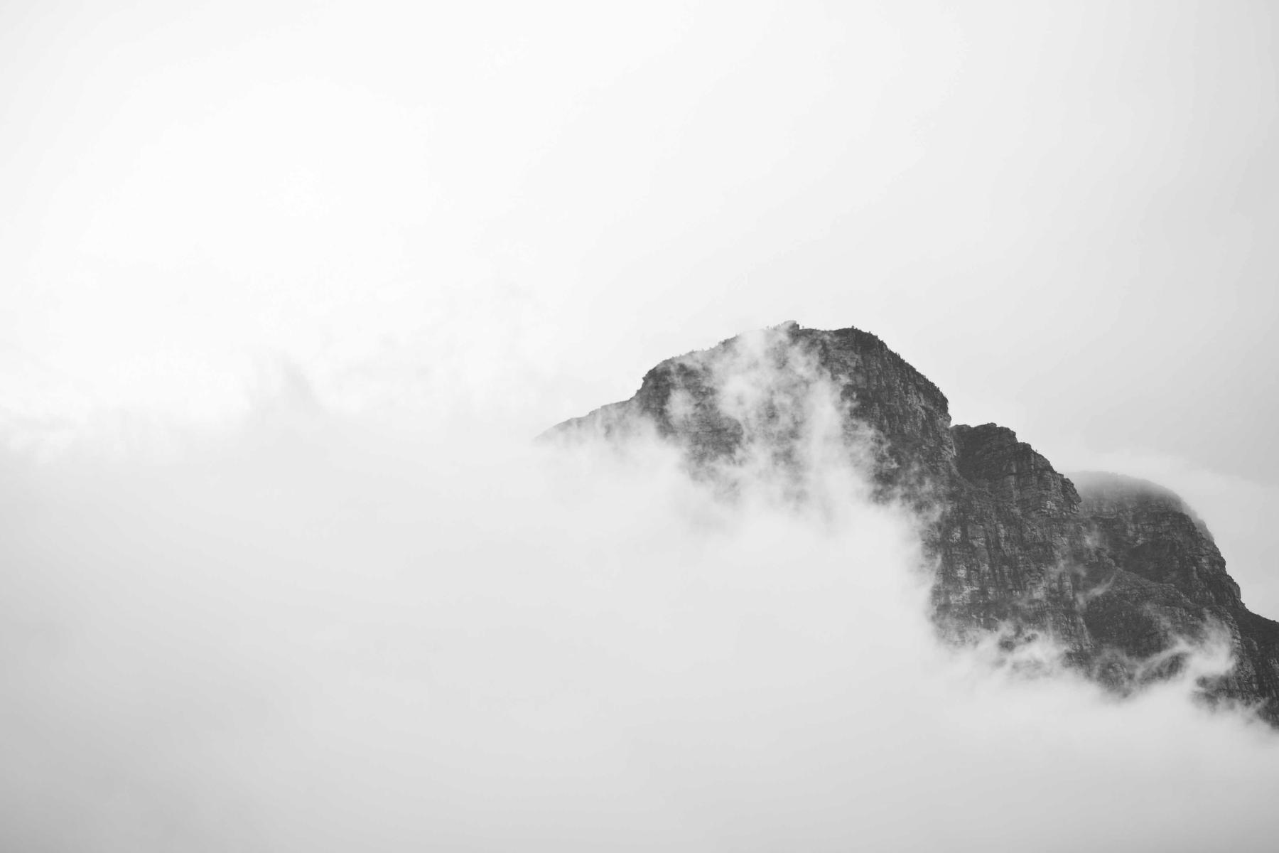 Vetta di montagna che emerge dalle nuvole